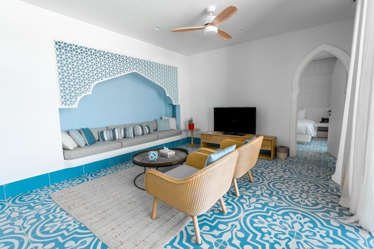 Cloud 7 Residences Ayla Aqaba Exterior foto A living room in a suite at the resort