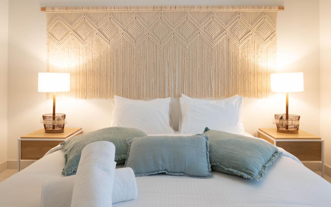 Cloud 7 Residences Ayla Aqaba Exterior foto A bed with a headboard